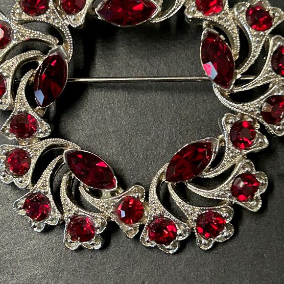 Vintage Silver Tone Red Rhinestone Christmas Wreath Brooch - Picture 4 of 5